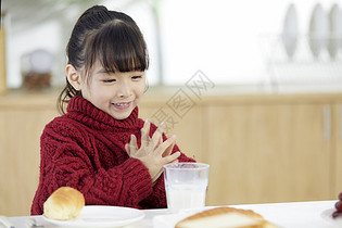 小女孩早餐喝牛奶图片