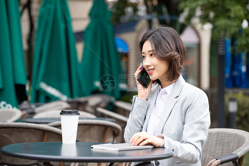 商务职业女性在户外打电话图片