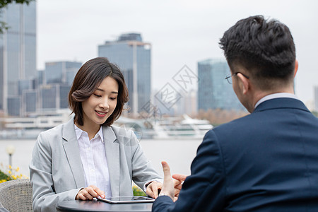 商务人士在户外工作沟通图片