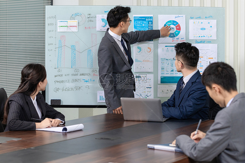 探讨詹姆斯与戴维斯在战术中的核心作用