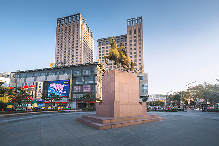 盐城市市中心地标新四军雕像高清图片