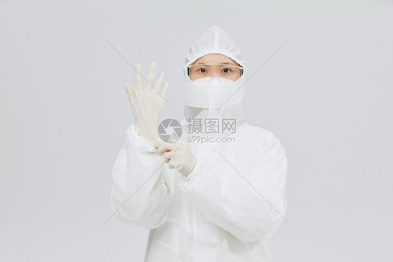 穿防护服戴手套的医护人员图片