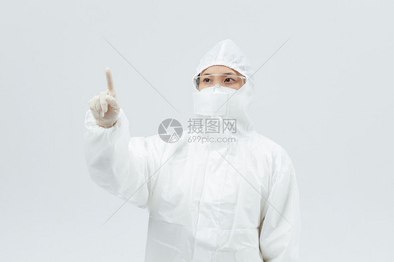 穿防护服触摸前方的医护人员图片