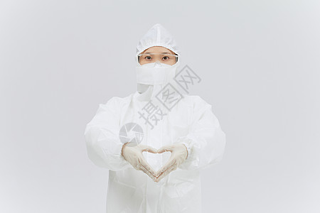 面护穿防护服爱心手势的医护人员背景
