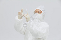 穿防护服的科研人员查看细胞培养皿图片
