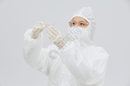 保护细胞穿防护服的科研人员查看细胞培养皿背景