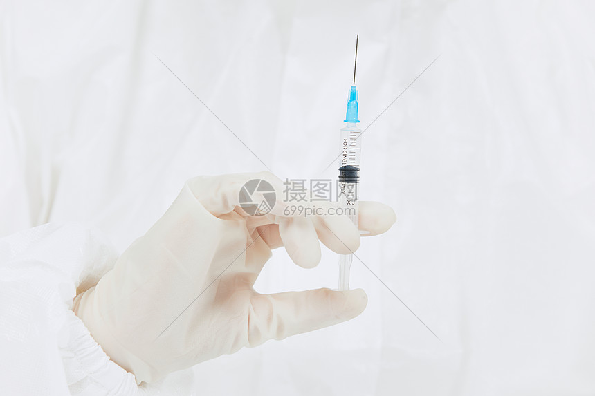医护人员手持疫苗图片