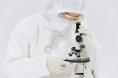 医护人员显微镜下研究病毒背景