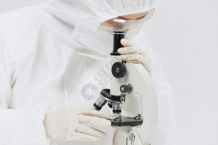 医护人员显微镜下研究病毒图片