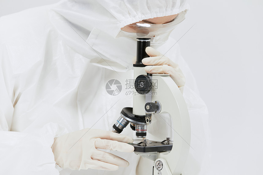 医护人员显微镜下研究病毒图片
