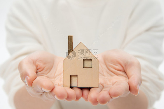 双手捧房子房产保险图片