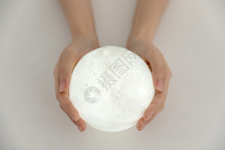 双手守护星球月球图片