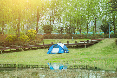 公园里水边的帐篷背景图片