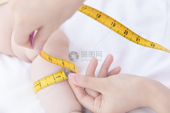 测量婴儿腿围图片
