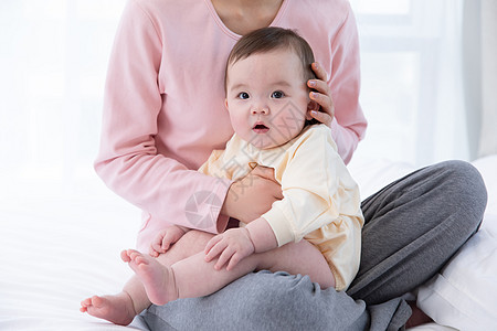 粉色妈妈妈妈和婴儿幸福玩闹背景