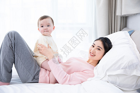 妈妈和婴儿幸福玩闹图片