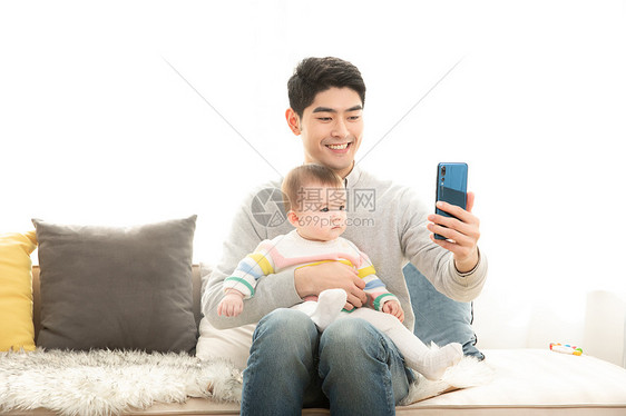 爸爸抱着婴儿自拍图片
