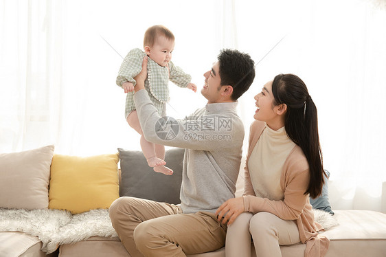 爸爸妈妈和婴儿一起玩闹图片