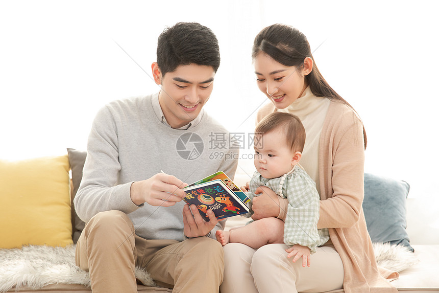 爸爸妈妈给婴儿看书讲故事图片