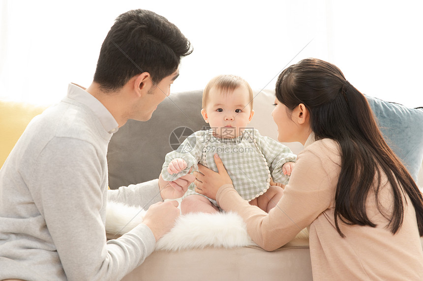 爸爸妈妈和婴儿一起玩闹图片