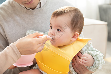 孩子与妈妈爸爸妈妈给婴儿喂食背景