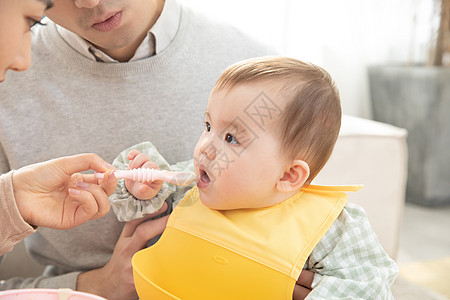 爸爸妈妈给婴儿喂食图片