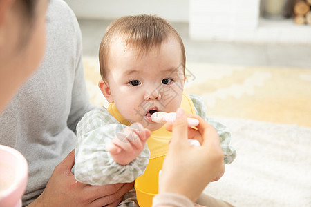 爸爸妈妈给婴儿喂食图片