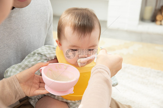 爸爸妈妈给婴儿喂食图片