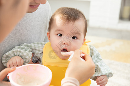 爸爸妈妈给婴儿喂食图片