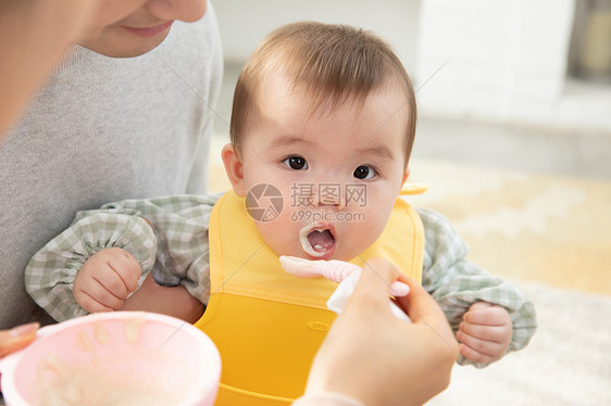 爸爸妈妈给婴儿喂食图片