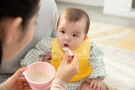 爸爸妈妈给婴儿喂食图片