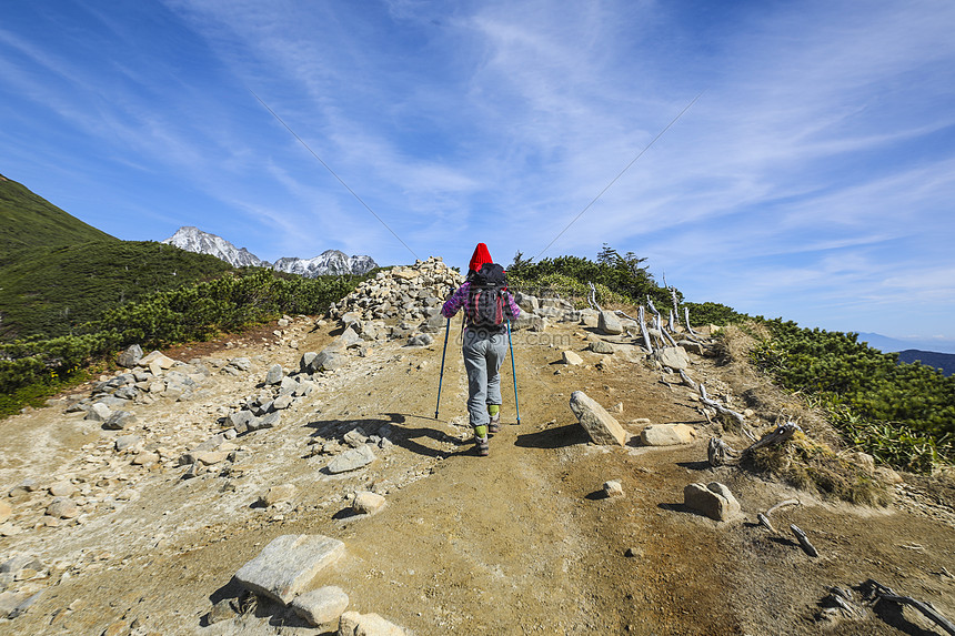 在日本阿尔卑斯山徒步旅行的女人图片