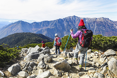 在日本阿尔卑斯山下山徒步旅行的女人图片