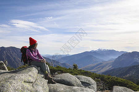 坐在山顶看远方风景的女人高清图片