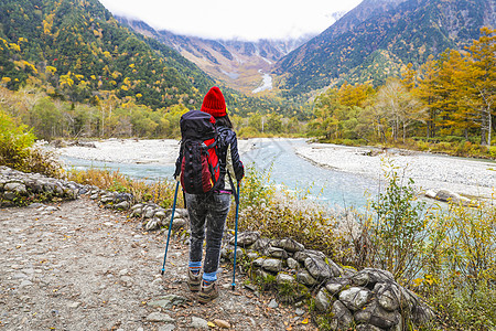 在日本阿尔卑斯山越野徒步旅行的女人图片