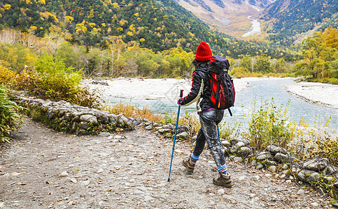 背包美女在日本阿尔卑斯山徒步旅行的女人背景