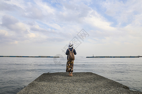 美女在海边站在海边看远方风景的女人背影背景