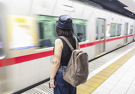 站在东京地铁车站的女人背影图片