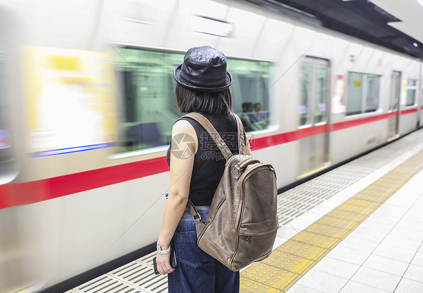 站在东京地铁车站的女人背影图片