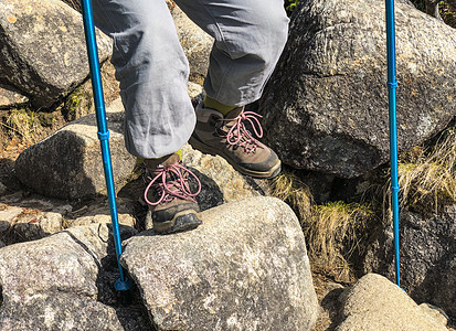 行走在石头路上的徒步旅行者脚部特写图片
