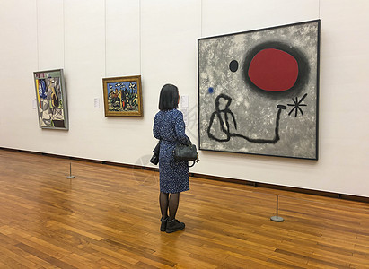 在美术馆欣赏美术作品的女人背影高清图片