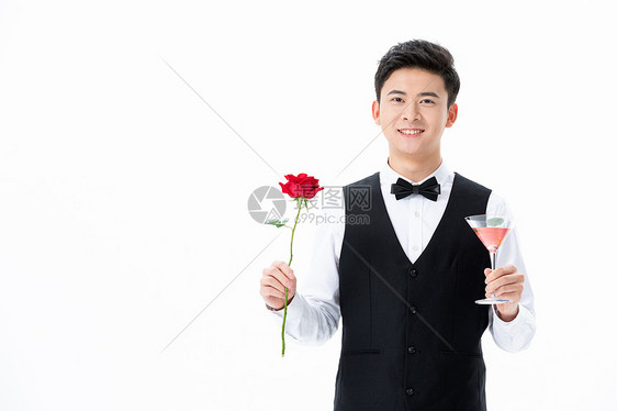 手拿玫瑰花品酒的男性图片