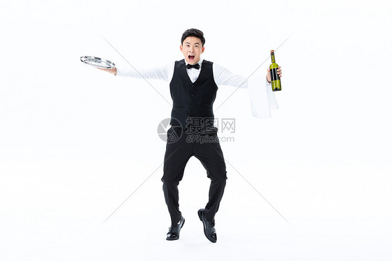 拿着红酒奔跑的男性服务员形象图片