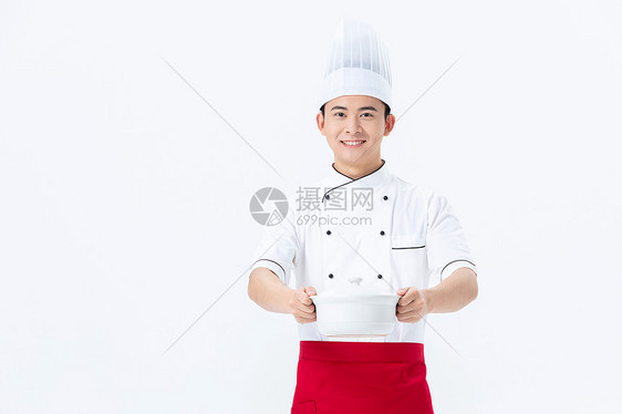 男厨师手捧砂锅形象图片