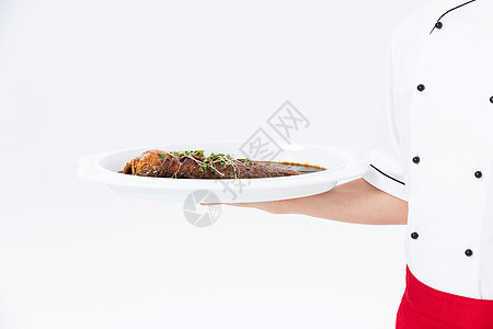 厨师手捧红烧鱼菜品特写图片