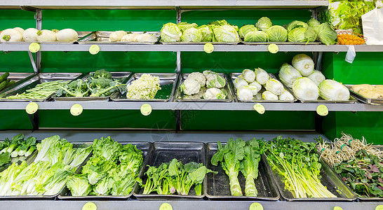超市里货架上琳琅满目的蔬菜图片