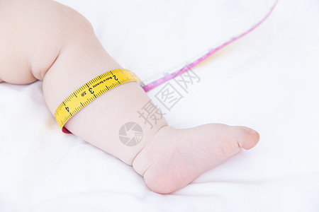 测量婴儿小腿图片