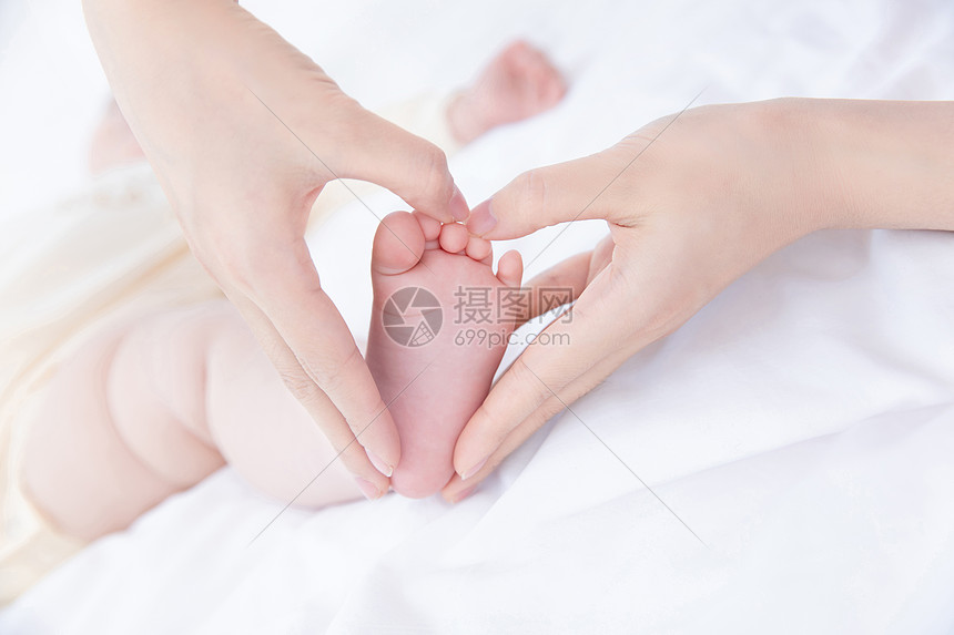 妈妈双手在宝宝脚部比爱心图片