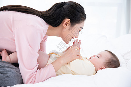 宝宝生病妈妈和婴儿玩闹背景