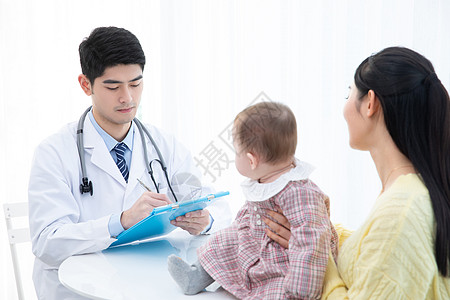 医生给婴儿体检高清图片